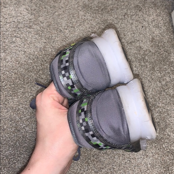 Size 7.5 woman’s NIKE shoes - Picture 4 of 7